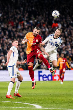 Abdulkerim Bardakci of Galatasaray and Viktor Claesson of