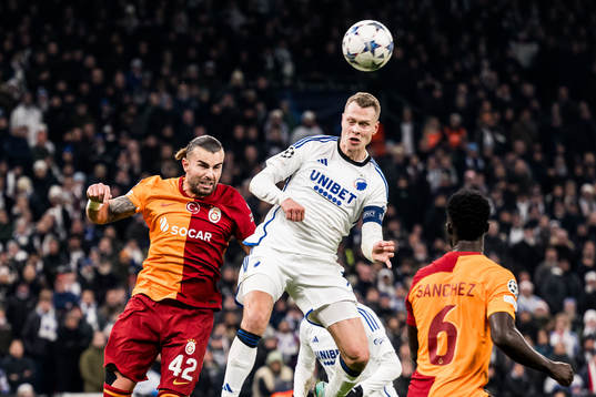 Abdulkerim Bardakci of Galatasaray and Viktor Claesson of