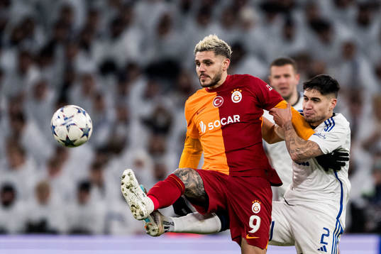 Mauro Icardi of Galatasaray and  Kevin Diks of FC Copenhagen