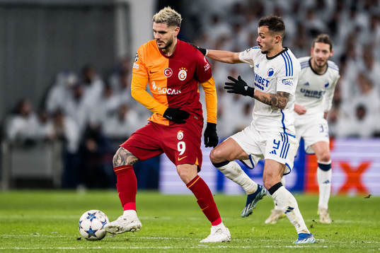 Mauro Icardi of Galatasaray and Diogo Goncalves of FC