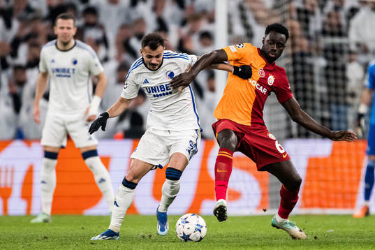 Diogo Goncalves of FC Copenhagen and Davinson Sánchez of