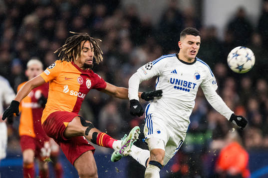 Sacha Boey of Galatasaray and Mohamed Elyounoussi of FC