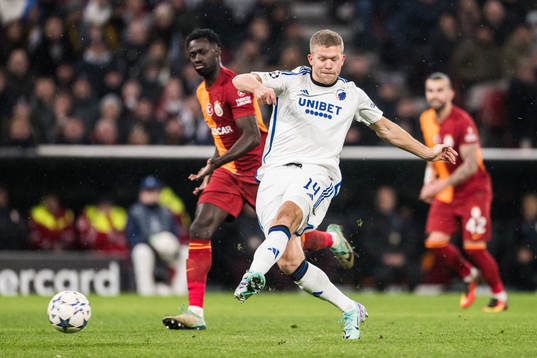 Davinson Sánchez of Galatasaray and Andreas Cornelius of