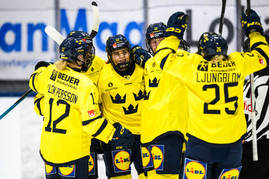 Sveriges Hanna Thuvik jublar med lagkamrater