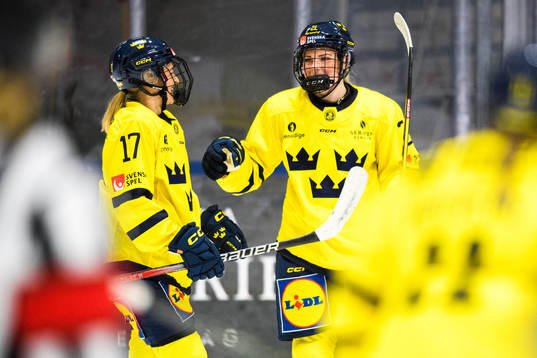 Sveriges Lova Blom jublar med lagkamrater