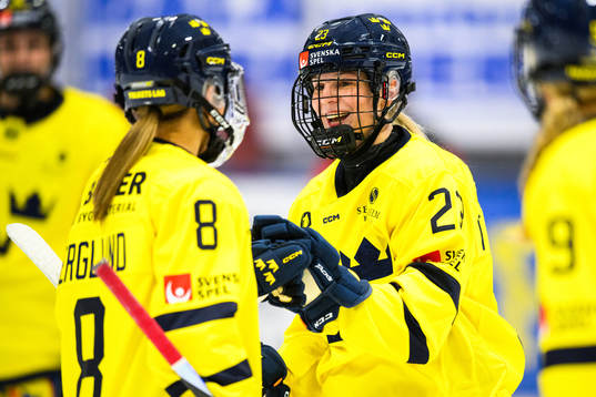 Sveriges Thea Johansson jublar med lagkamrater