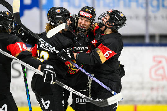 Tysklands Tabea Botthof jublar med lagkamrater