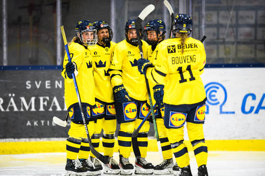 Sveriges Lova Blom jublar med lagkamrater
