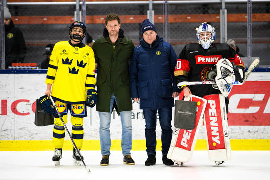 Sveriges Wilma Sundin och Tysklands målvakt Lisa Hemmerle