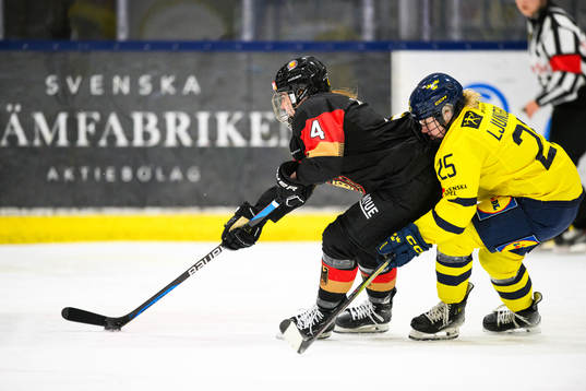 Tysklands Jennifer Miller och Sveriges Lina Ljungblom