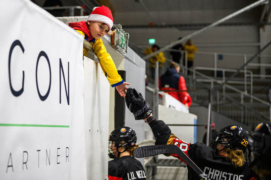 En ung Tyskland-supporter med Tysklands Nina Christof