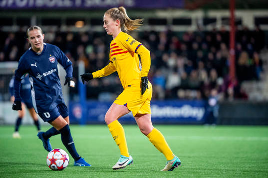Keira Walsh of Barcelona and Ria Noora Minerva Öling of FC