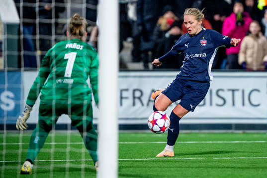 Emilia Larsson of FC Rosengård and goalkeeper Sandra Panos