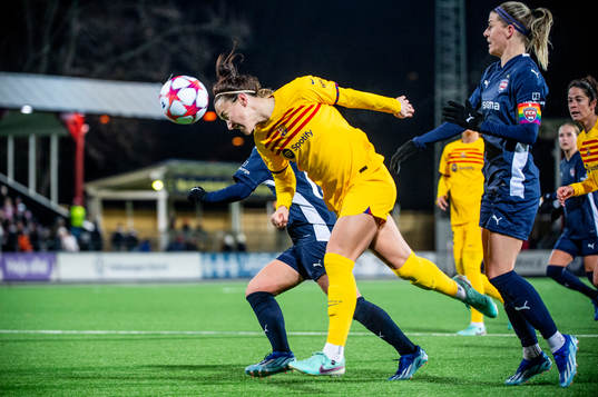 Lucy Bronze of Barcelona and Olivia Schough of FC Rosengård
