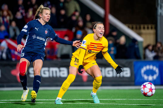 Lucy Bronze of Barcelona and Jessica Wik of FC Rosengård