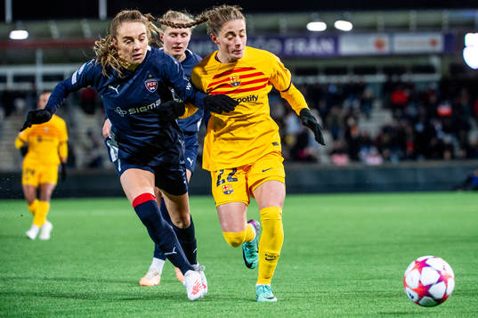 Ona Batlle of Barcelona and Fiona Brown of FC Rosengård