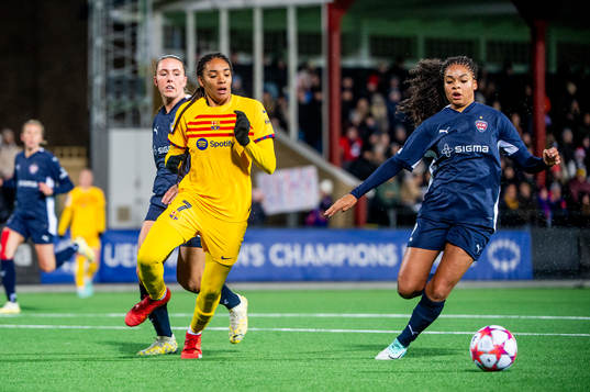 Salma Parallell of Barcelona and Isabella Obaze of FC