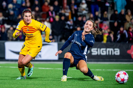 Mariona Caldentey of Barcelona and Gudrun Arnardottir of FC
