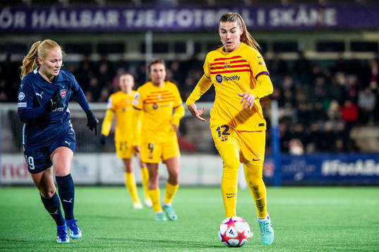 Patri Guijarro of Barcelona and Sofie Bruun Bredgaard of FC