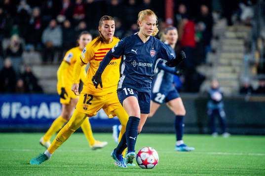 Sofie Bruun Bredgaard of FC Rosengård and Patri Guijarro