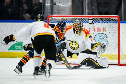 Djurgårdens Emil Berglund gör 2-1 på Brynäs målvakt