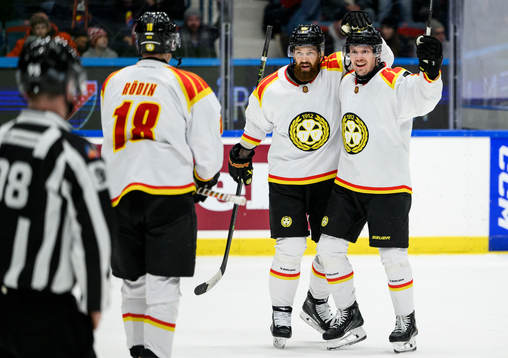 Brynäs Johannes Kinnvall (t.h.) jublar