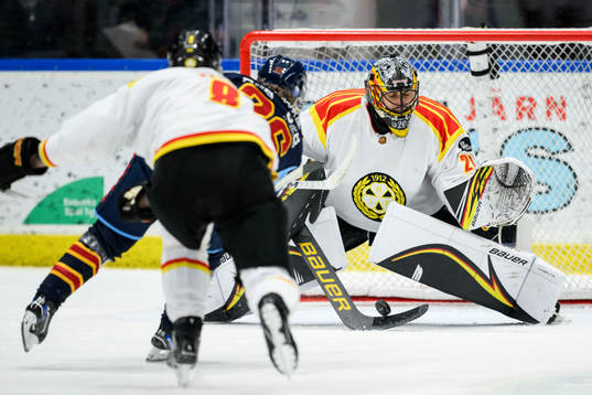 Djurgårdens Emil Berglund gör 2-1 på Brynäs målvakt