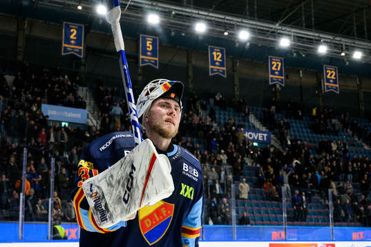 Djurgårdens målvakt Viktor Andrén jublar