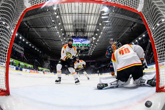 Brynäs målvakt Damian Clara släpper in 1-0 av