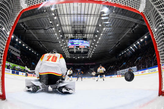 Brynäs målvakt Damian Clara släpper in 2-1 av