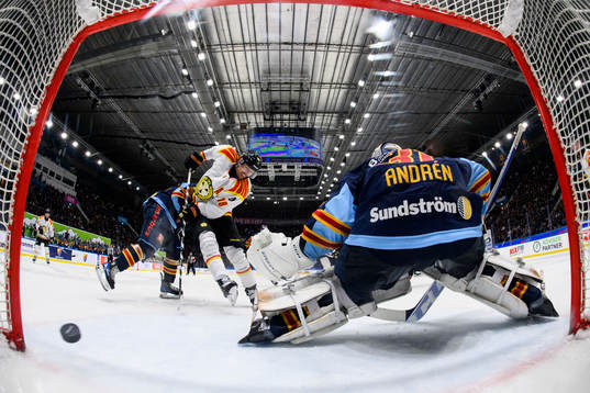 Brynäs Anton Rödin gör 3-2 på Djurgårdens målvakt