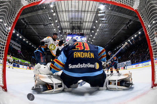 Brynäs Anton Rödin gör 3-2 på Djurgårdens målvakt