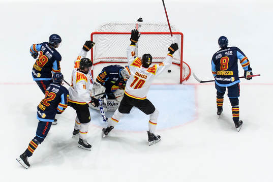 Brynäs Johan Larsson och Miks Indrasis jublar