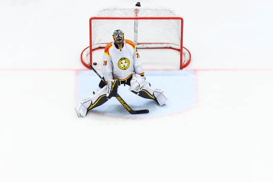 Brynäs målvakt Damian Clara deppar