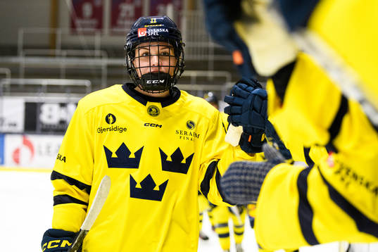 Sveriges Josefin Bouveng jublar