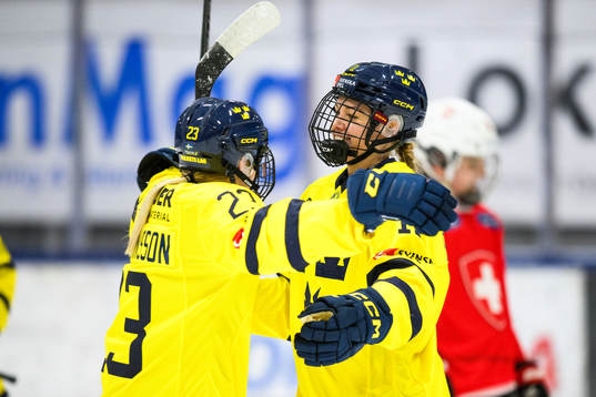 Sveriges Josefin Bouveng jublar