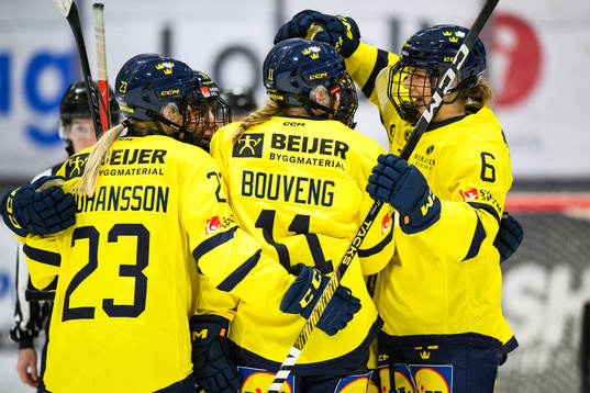 Sveriges Josefin Bouveng jublar med lagkamrater