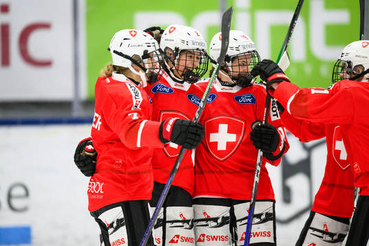 Schweizs Annic Buchli jublar med lagkamrater