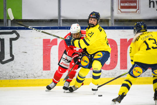Schweizs Lara Stalder och Sveriges Lova Blom