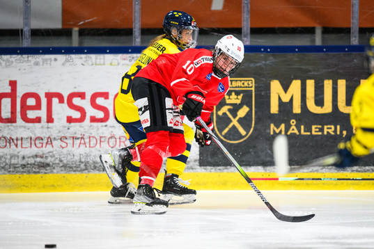 Sveriges Ebba Berglund och Schweizs Janine Hauser