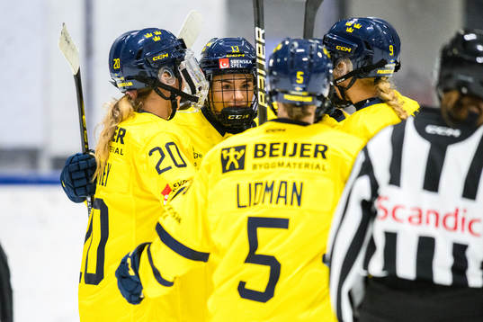 Sveriges Wilma Sundin jublar med lagkamrater