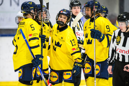 Sveriges Wilma Sundin jublar med lagkamrater