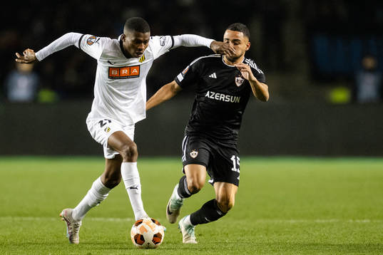 Akoua Romeo Amane of Häcken and Leandro Andrade of Qarabag