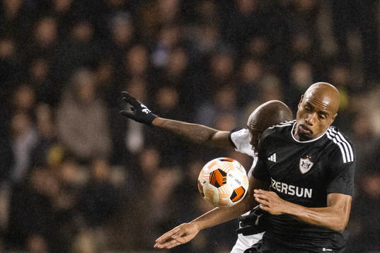 Edward Chilufya of Häcken and Julio Romao of Qarabag