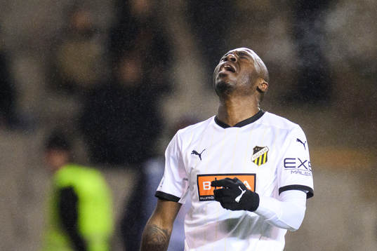 Edward Chilufya of Häcken looks dejected