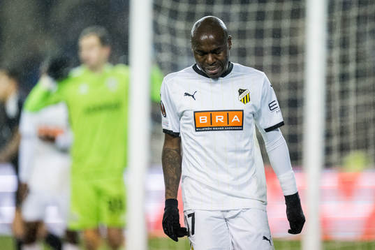 Edward Chilufya of Häcken looks dejected