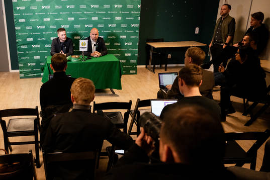 Kim Hellberg och Hammarbys sportchef Mikael Hjelmberg