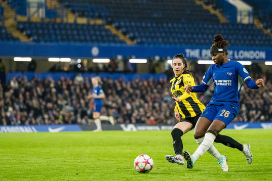 Clarissa Larisey of Häcken and Kadeisha Buchanan of Chelsea