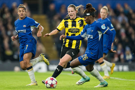 Anna Anvegård of Häcken and Kadeisha Buchanan of Chelsea