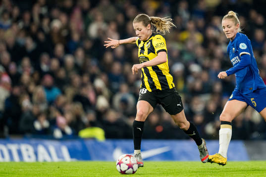 Anna Anvegård of Häcken and Sophie Ingle of Chelsea